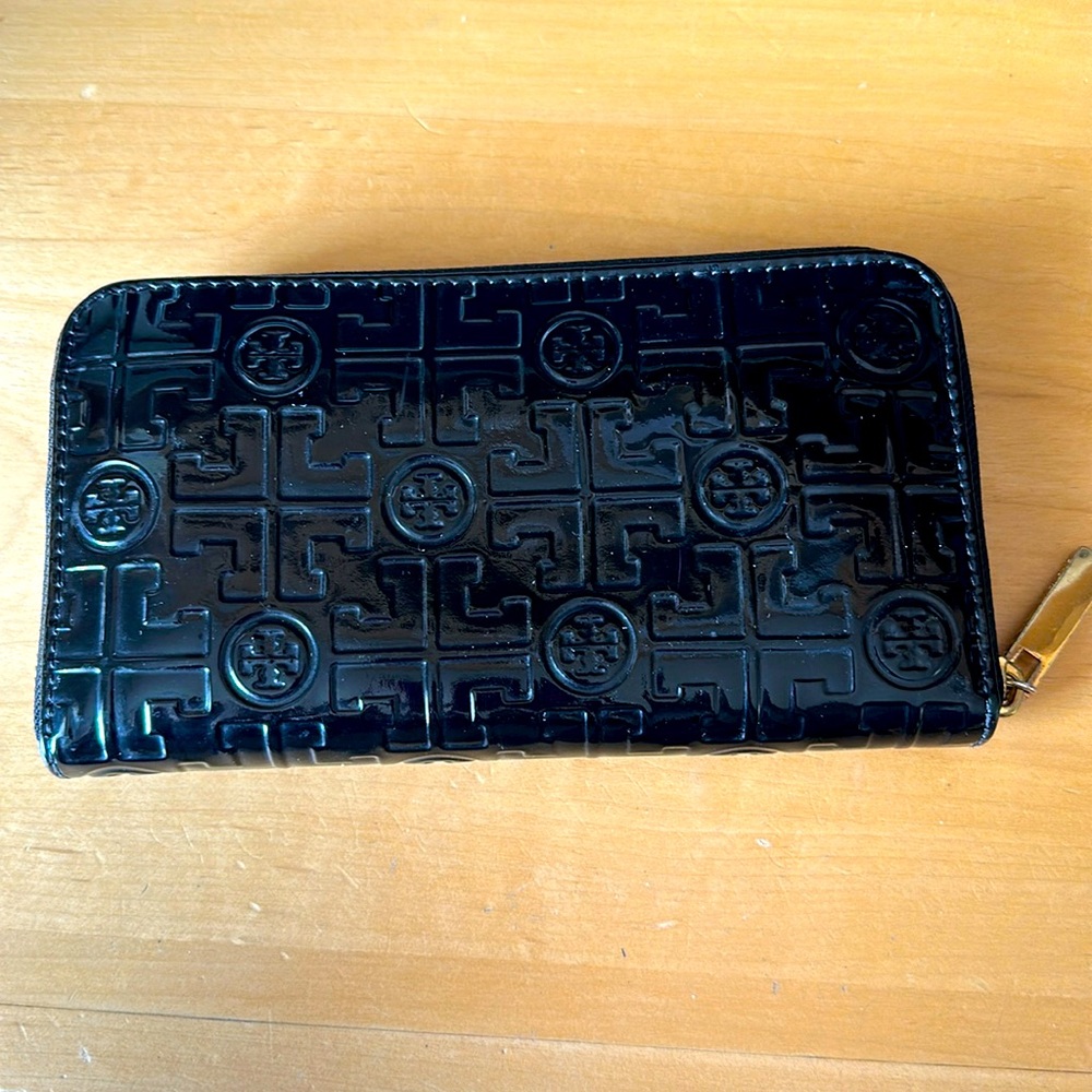 Tory Burch zipper patent leather wallet with coin card and cash holder space